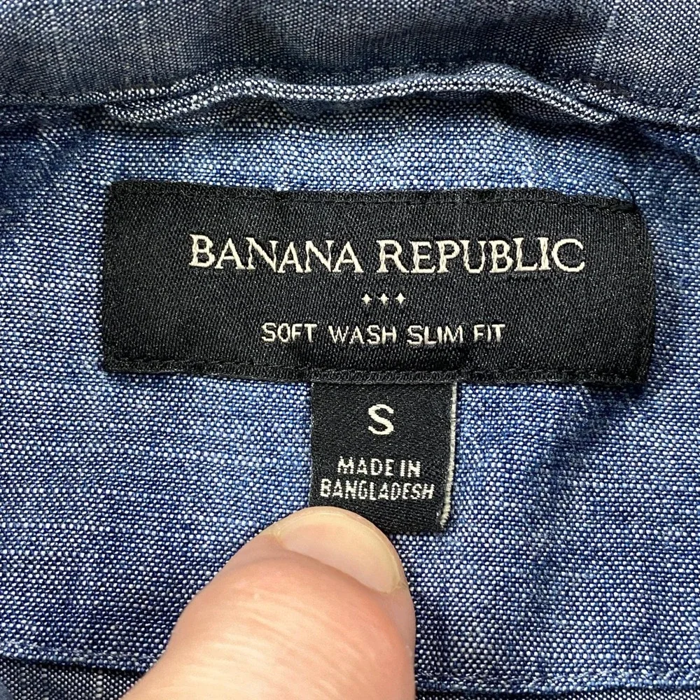 Banana Republic Button Up Mens Small Slim Fit Cotton Chambray Blue Classic Shirt